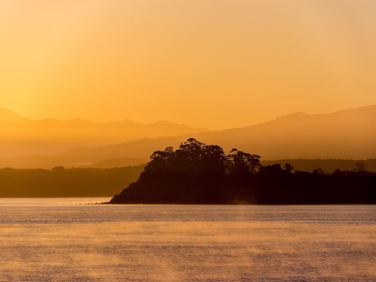 Amanecer dorado sobre el Lago Llanquihue