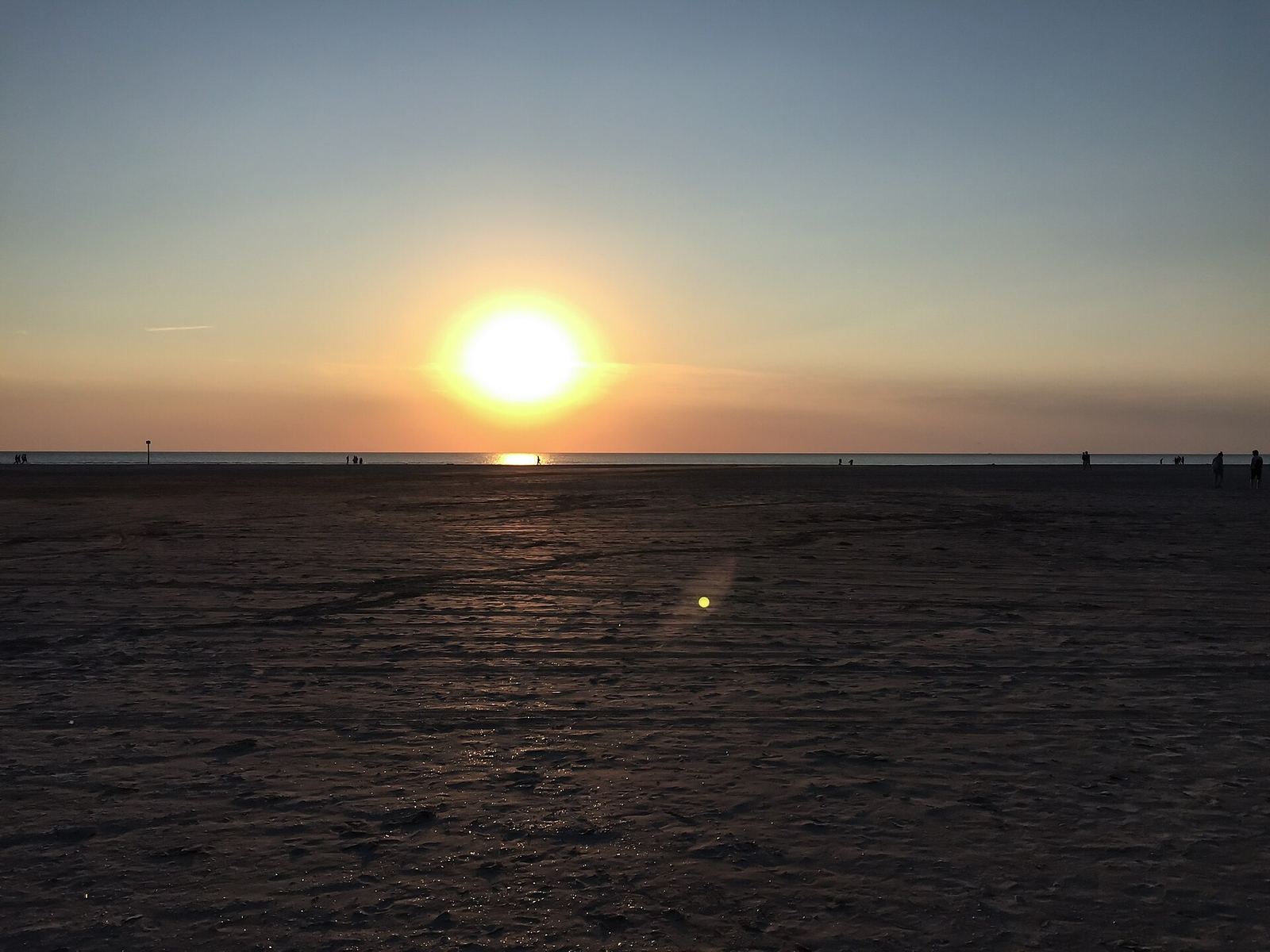 Silueta de una cometa al atardecer sobre la playa