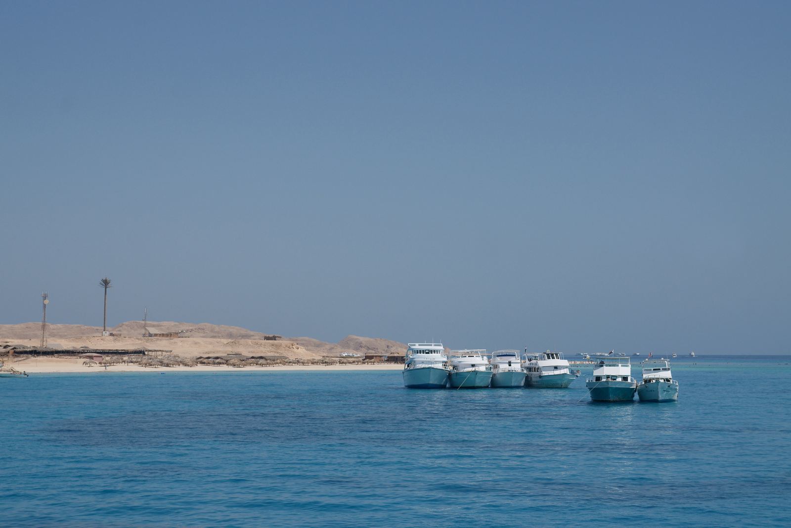 Barcos egipcios fondeados junto a una isla de arena en el Mar Rojo