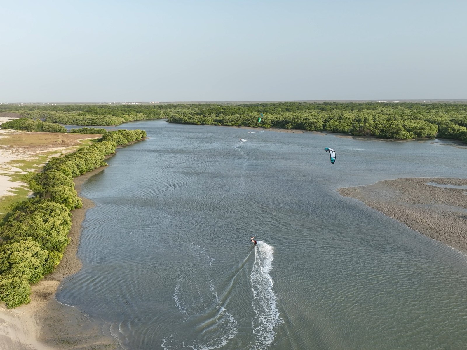 Vista aérea de la laguna y el banco de arena de Barra Grande, con un rider navegando