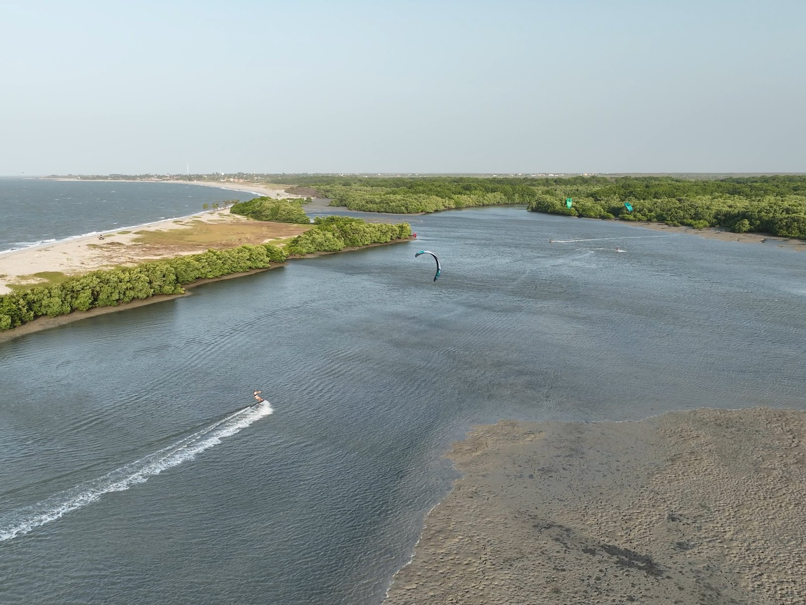 Rider navegando en el flat de Barra Grande, visto desde el dron