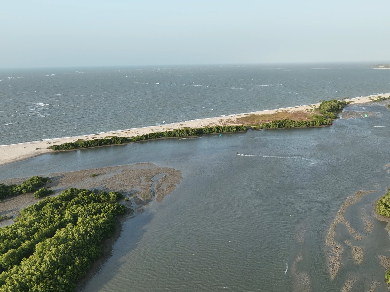 Panorámica de la barra de arena y el manglar de Barra Grande con luz dorada