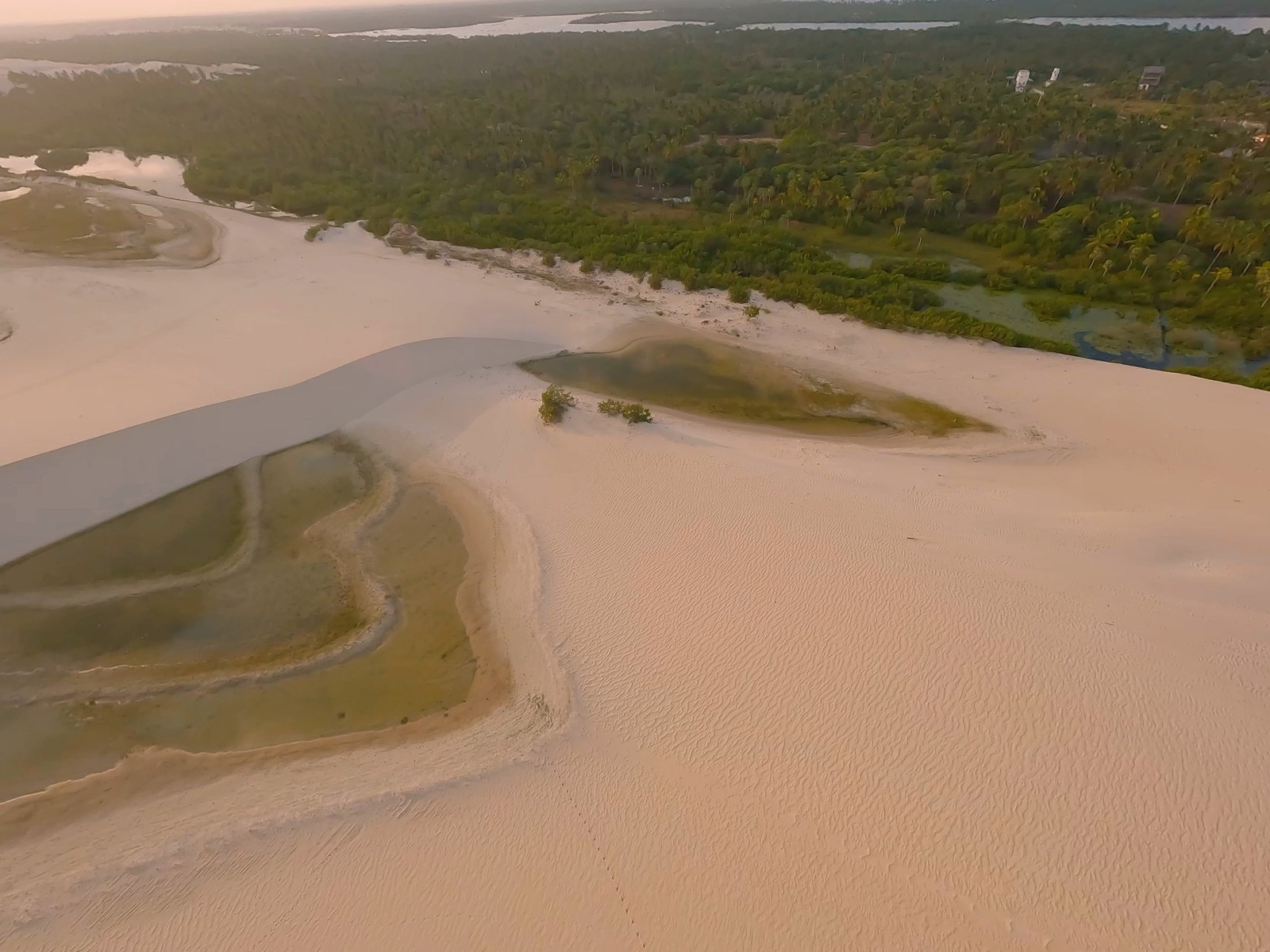 Dunas y laguna de Barrinha al atardecer, vista aérea