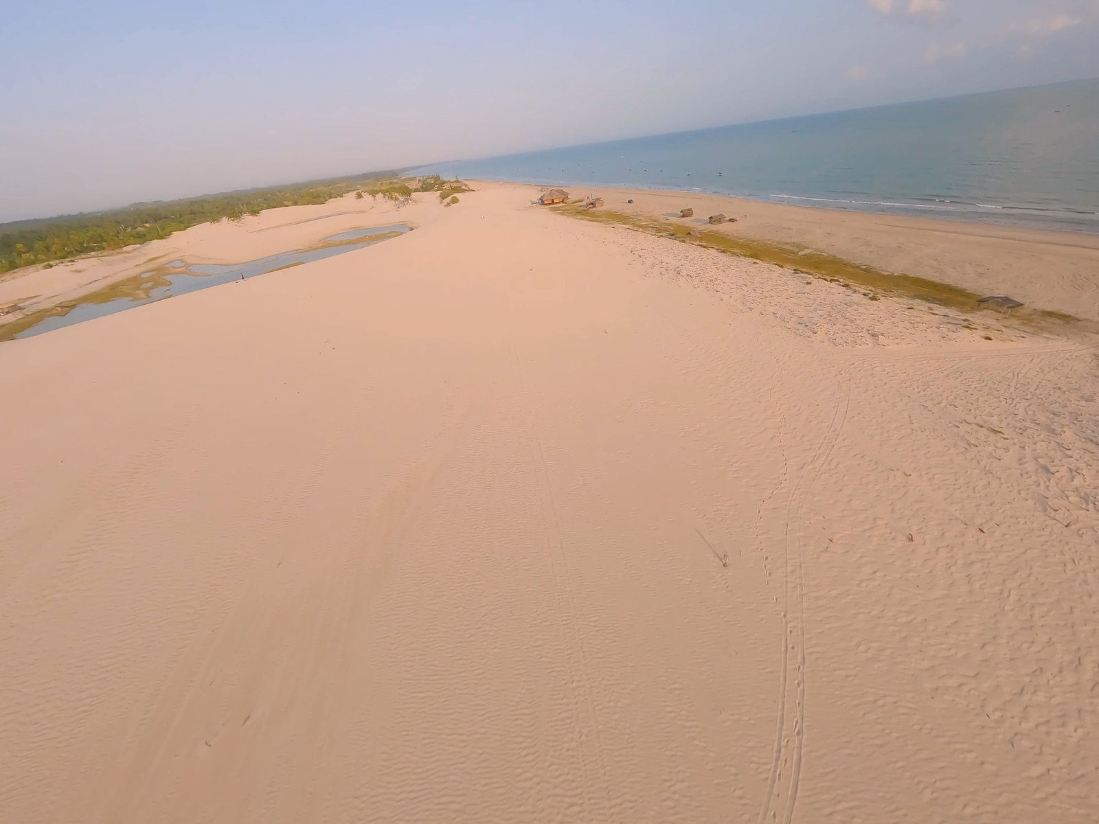 La franja de arena y playa de Barrinha vista desde el dron