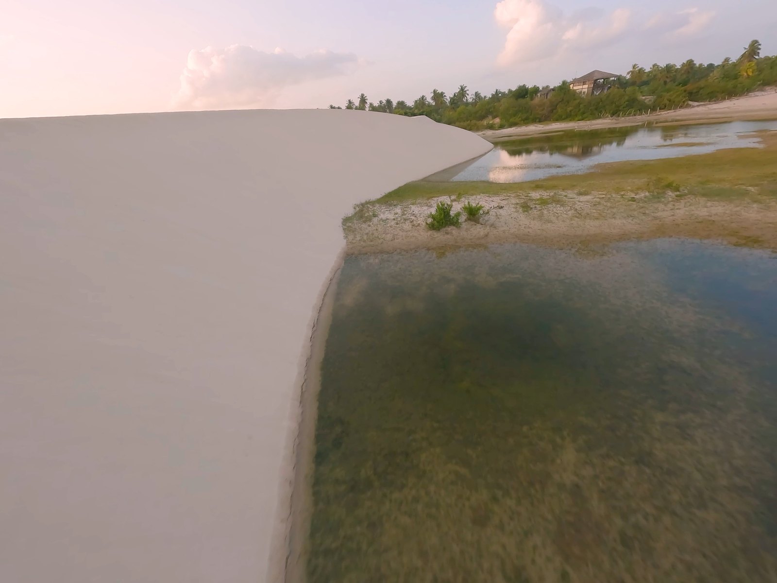 Laguna azul turquesa entre dunas en Barrinha