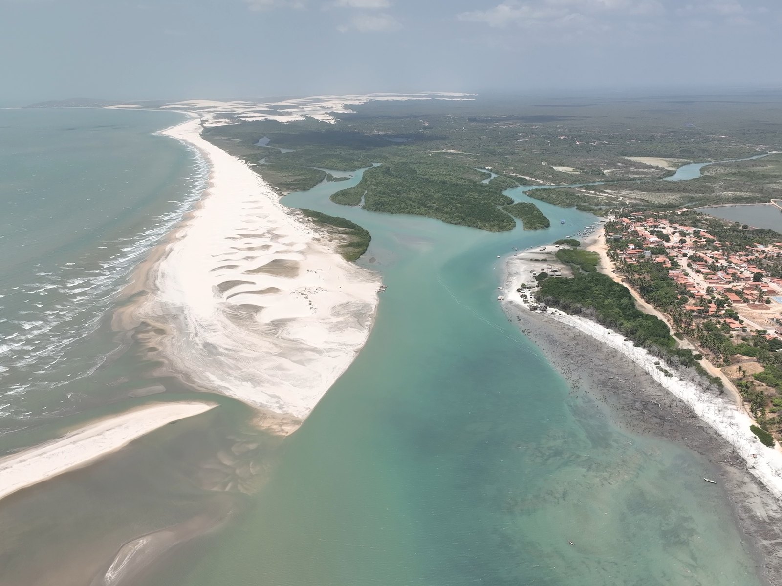 Vista aérea del delta turquesa del río Guriú, con la barra de arena y el manglar