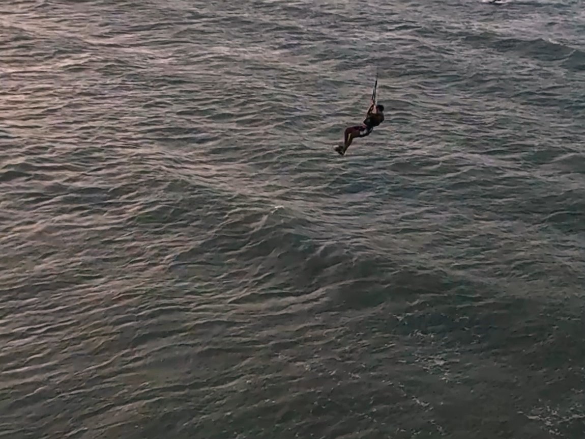Rider haciendo un loop con la cometa sobre la ola en Jericoacoara