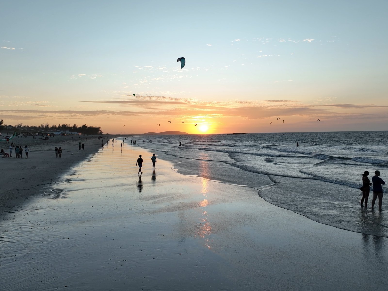 Atardecer en la playa de Préa con varias cometas navegando en la orilla