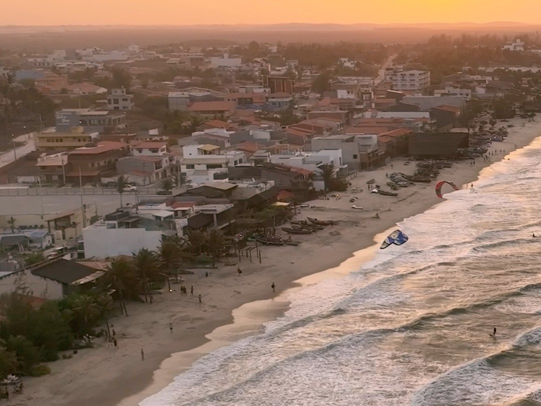 Vista aérea del pueblo de Préa junto a la playa, con una cometa en el aire
