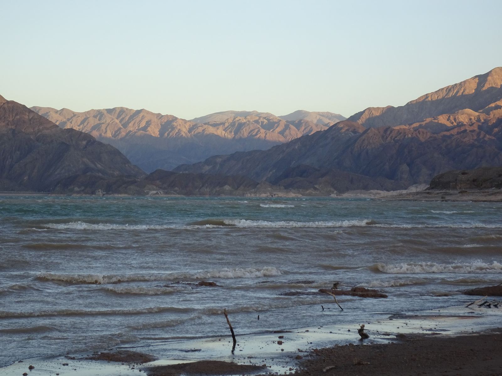 El embalse Cuesta del Viento picado por el viento, en Rodeo