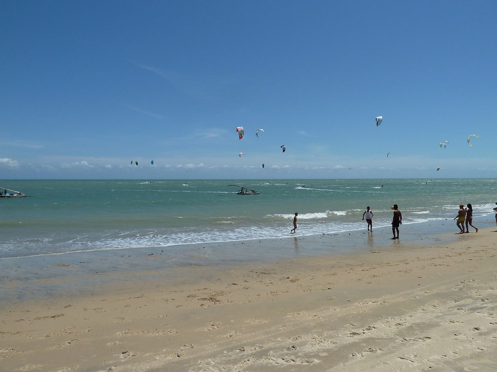 Playa de Cumbuco, en Ceará, con decenas de kites en el aire