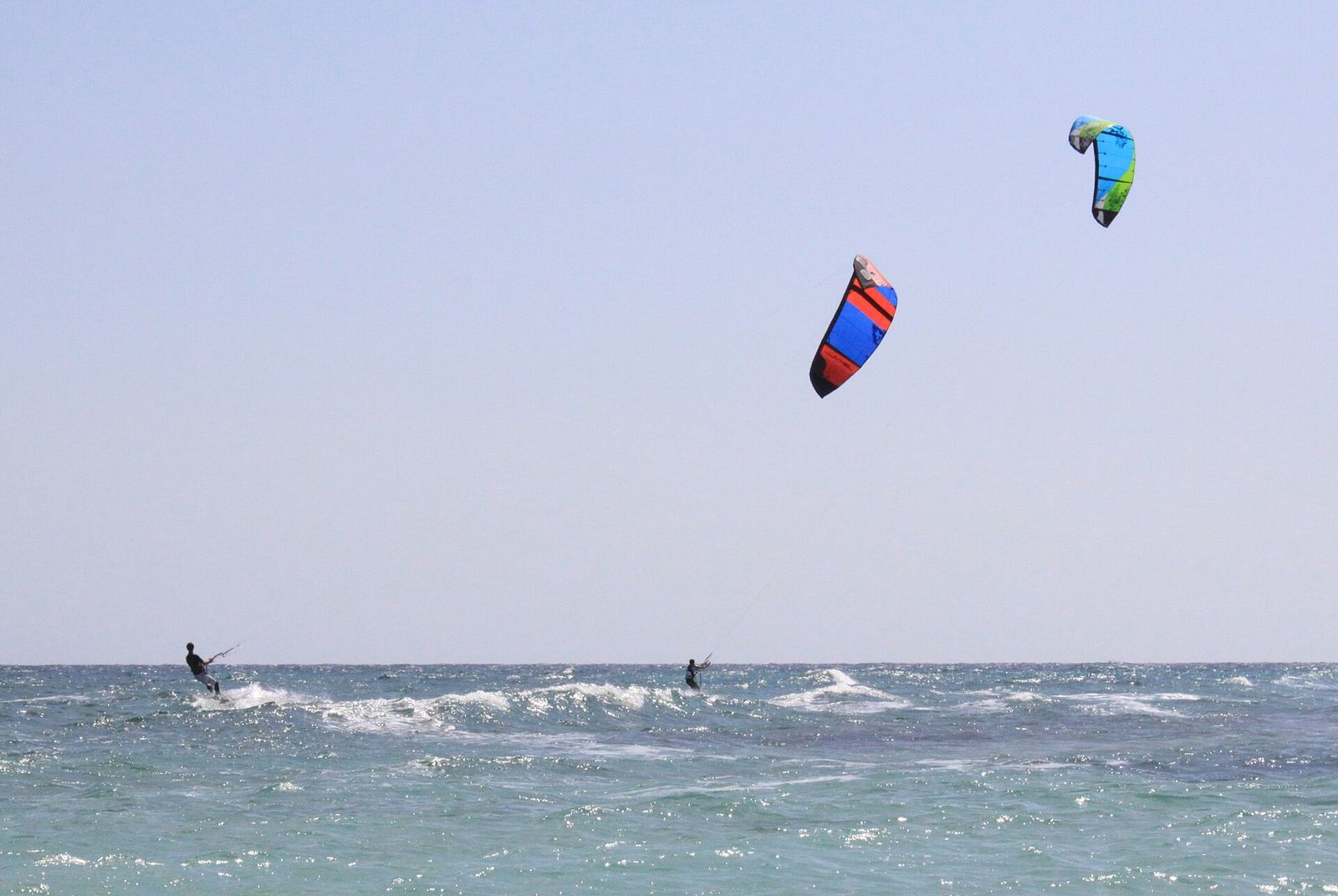 Kites volando sobre el mar en Fuerteventura