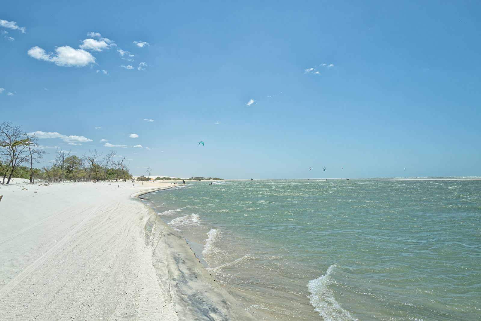 La playa de Guriú, en Camocim, con kites en el horizonte