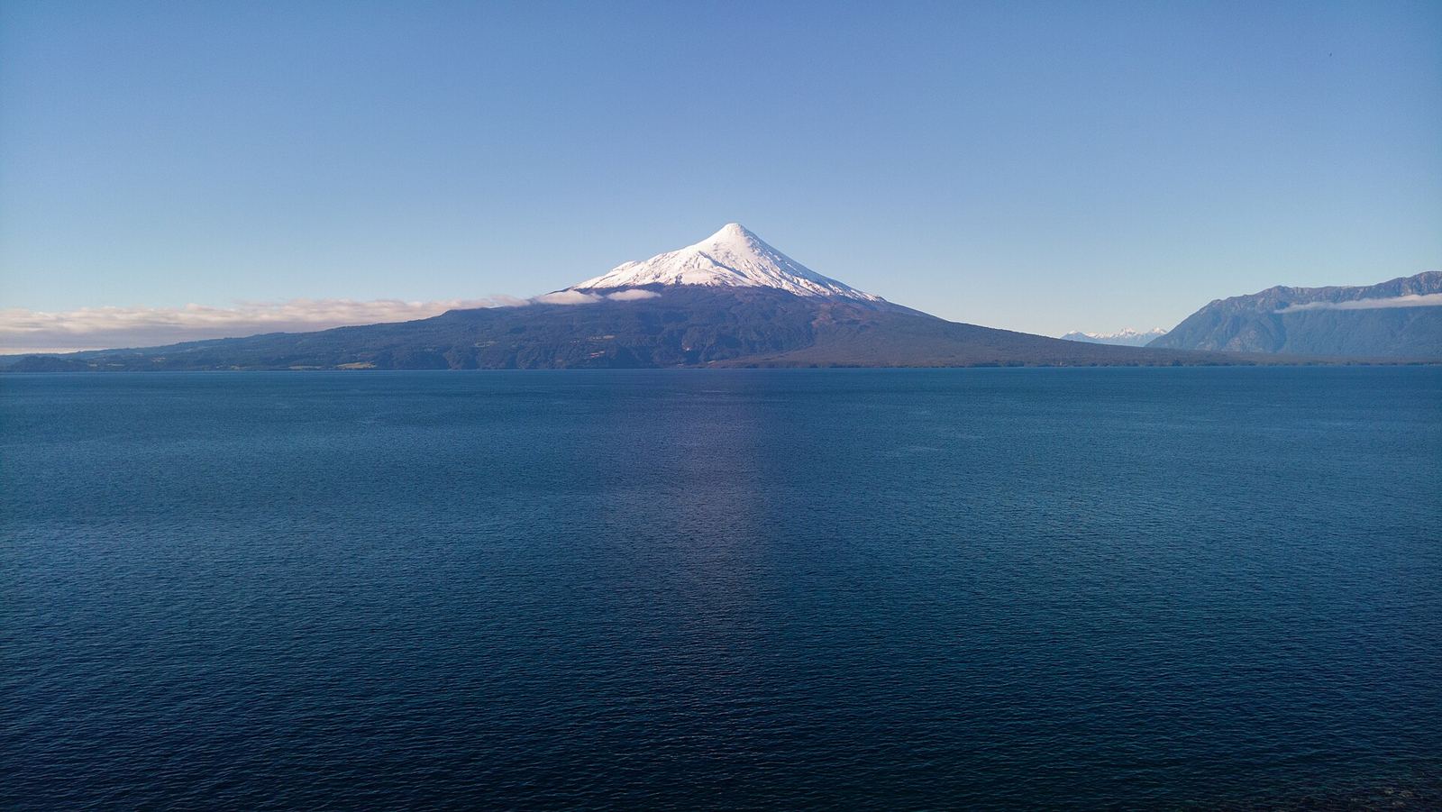 Volcán Osorno nevado frente a las aguas del Lago Llanquihue