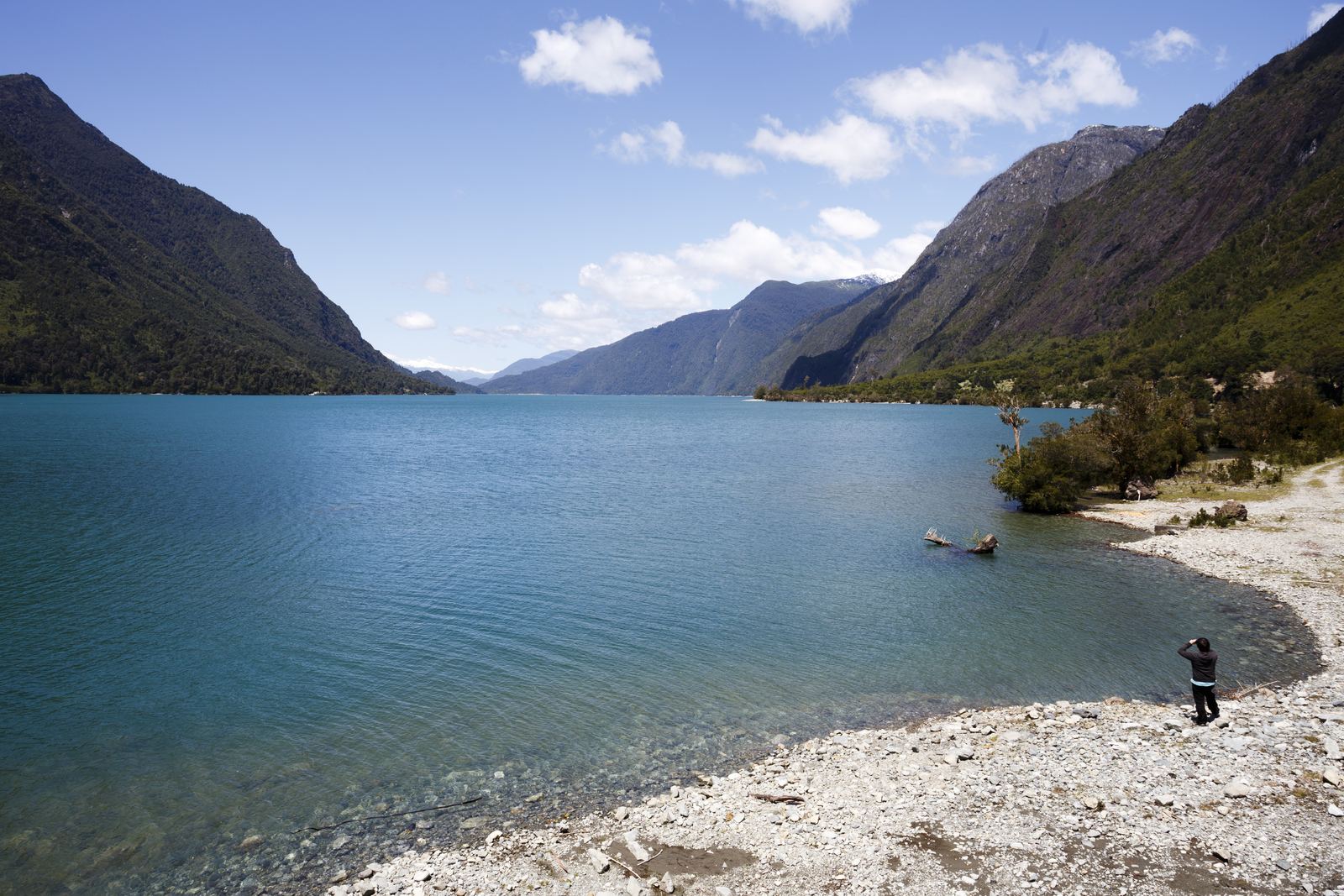 El lago Tagua Tagua desde Punta Canelo, encajonado entre laderas boscosas