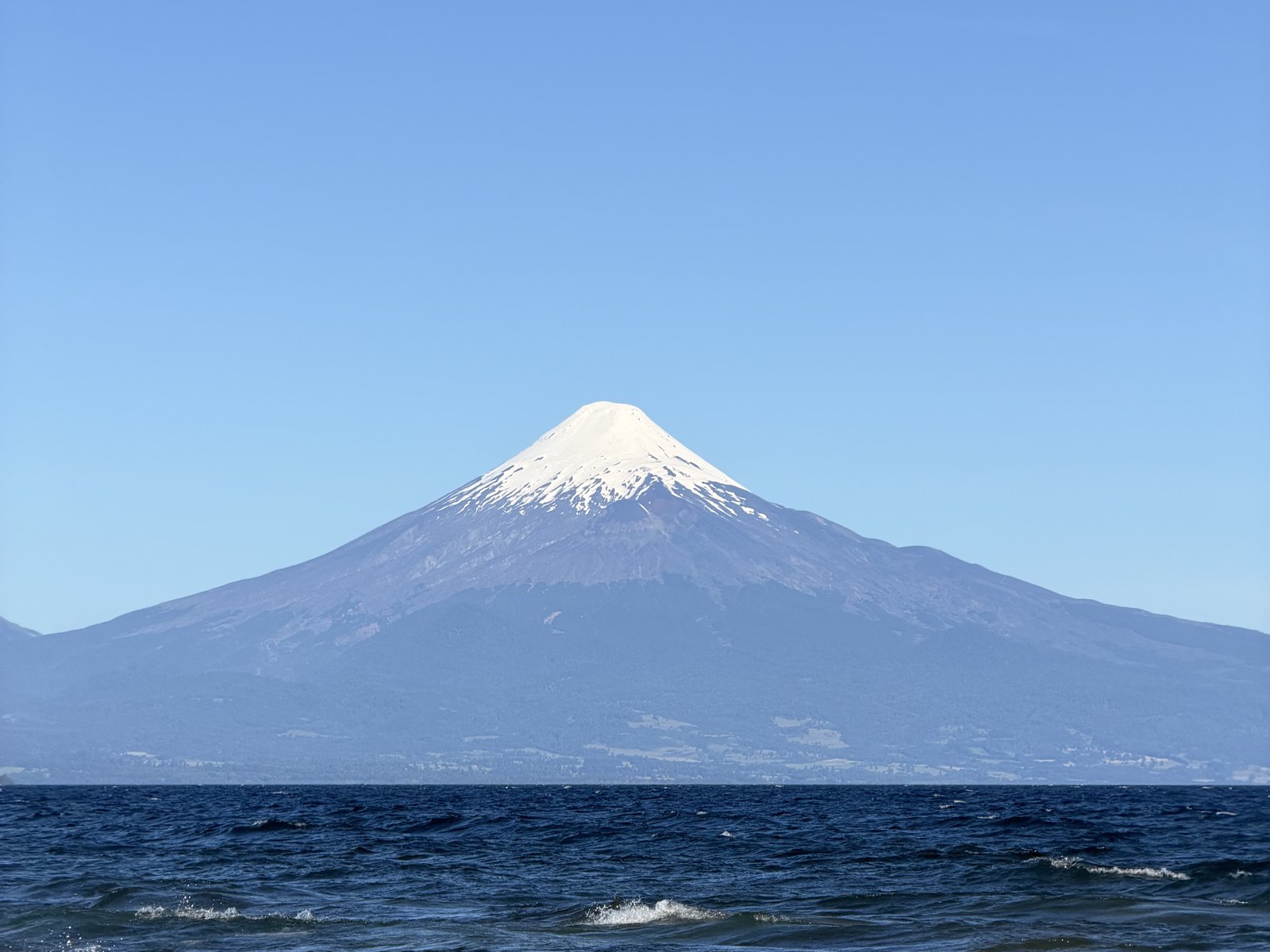 El volcán Osorno sobre el Lago Llanquihue con el agua encrespada por el viento de la tarde