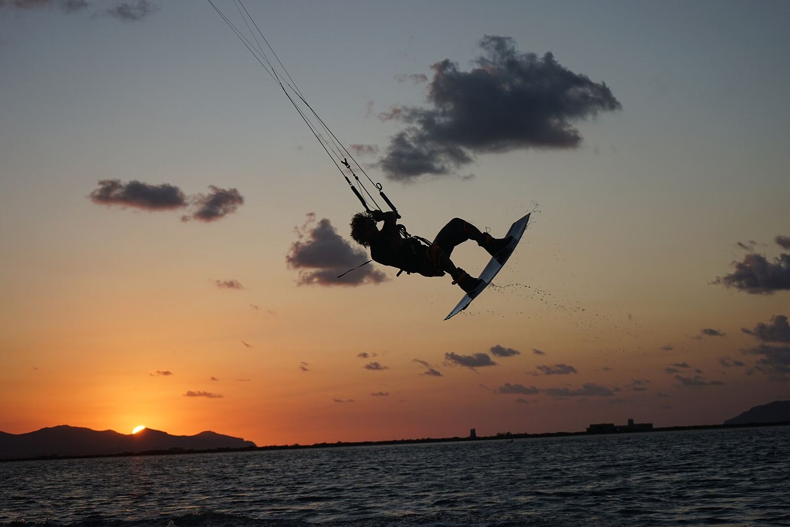 Kitesurfista al atardecer en la laguna de Lo Stagnone, Sicilia