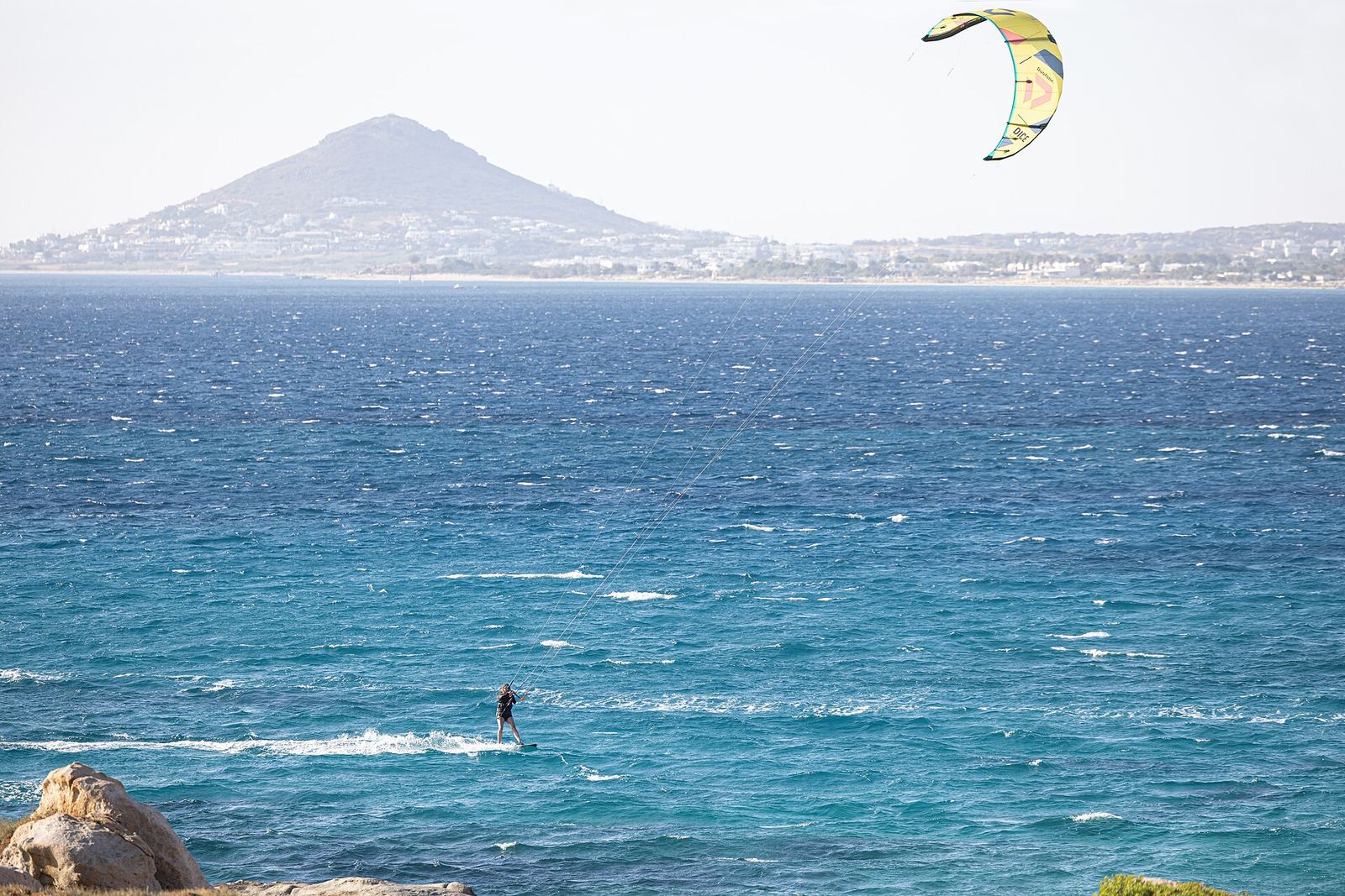 Kite sobre el agua azul de Mikri Vigla, en Naxos