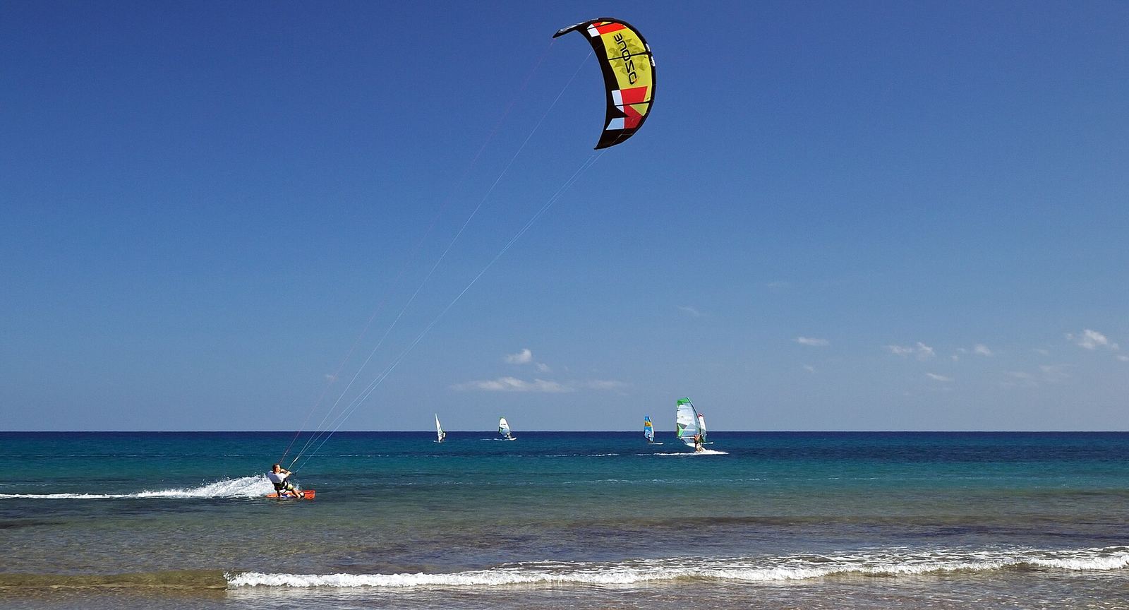Kite navegando frente a la costa de Rodas