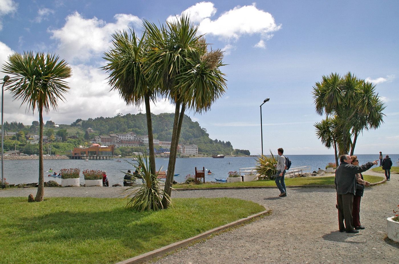 Costanera de Puerto Varas frente a la bahía del lago