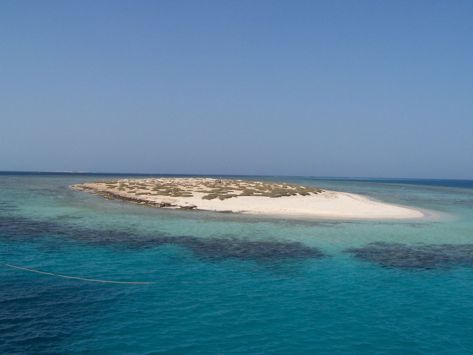 Isla baja de arena blanca rodeada de agua turquesa en el Mar Rojo egipcio