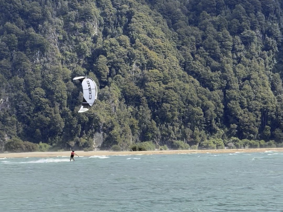 Kite navegando junto al banco de arena del lago Tagua Tagua