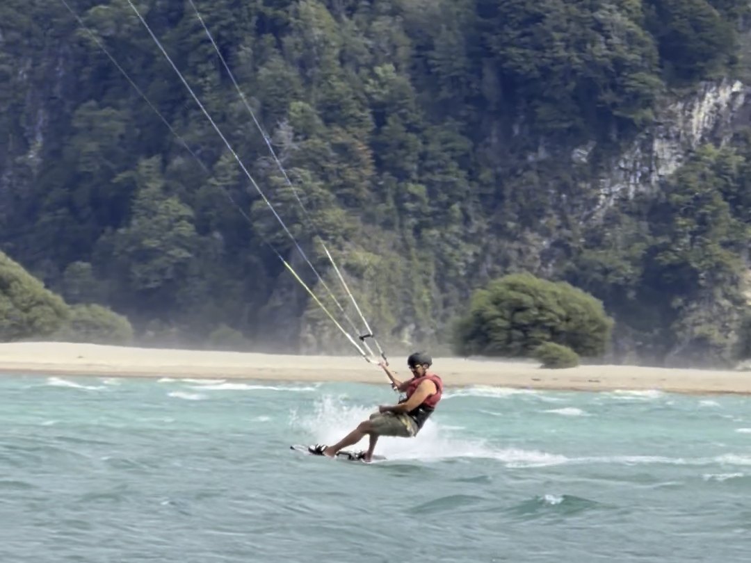 Rider navegando de vuelta a la playa de canto rodado del lago Tagua Tagua