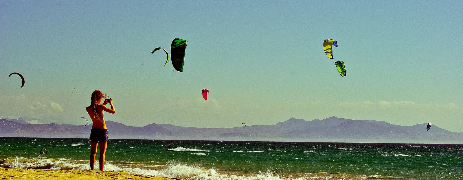 Kites montados en la playa de Tarifa