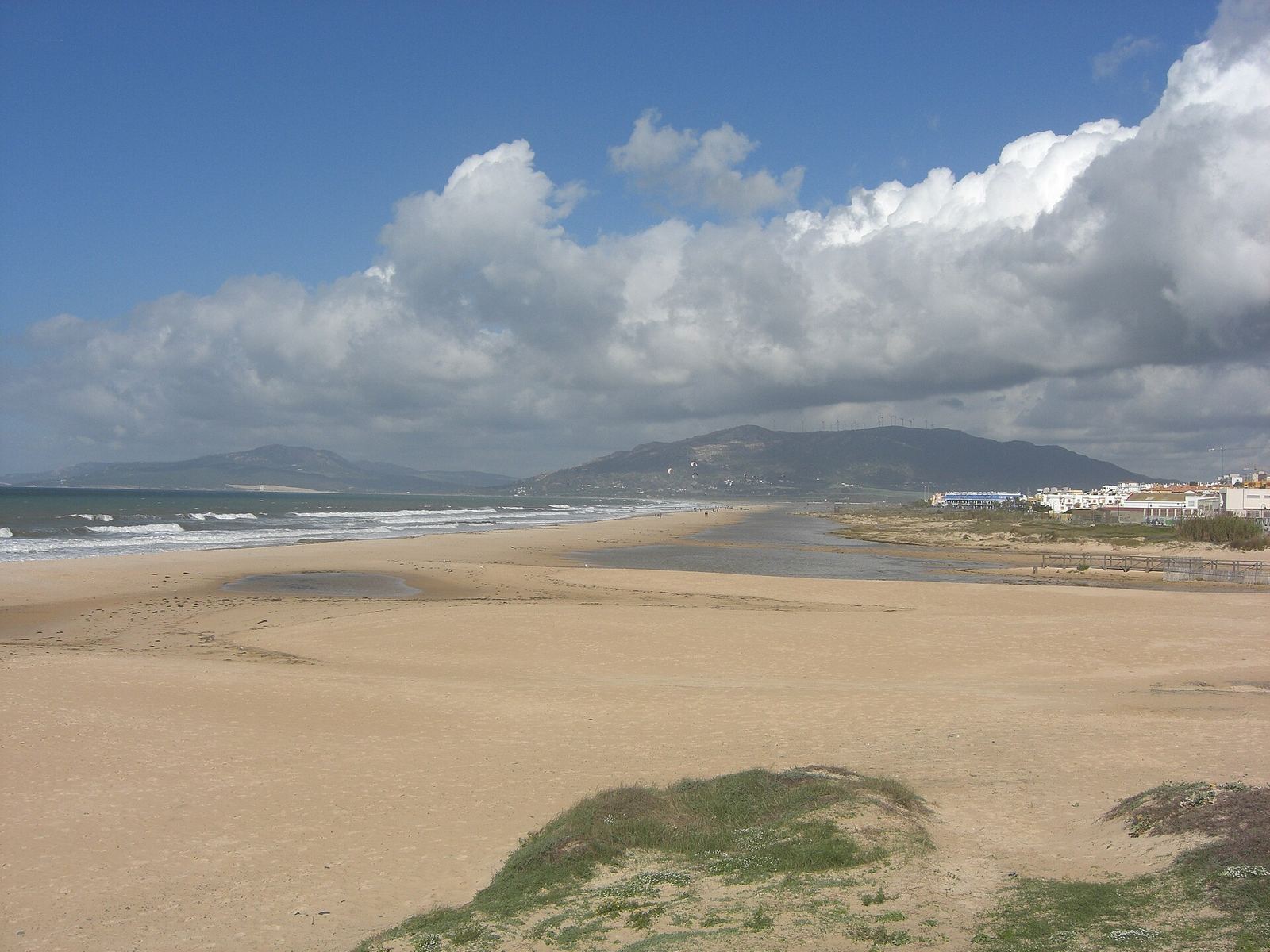Arena barrida por el viento en la playa de Tarifa