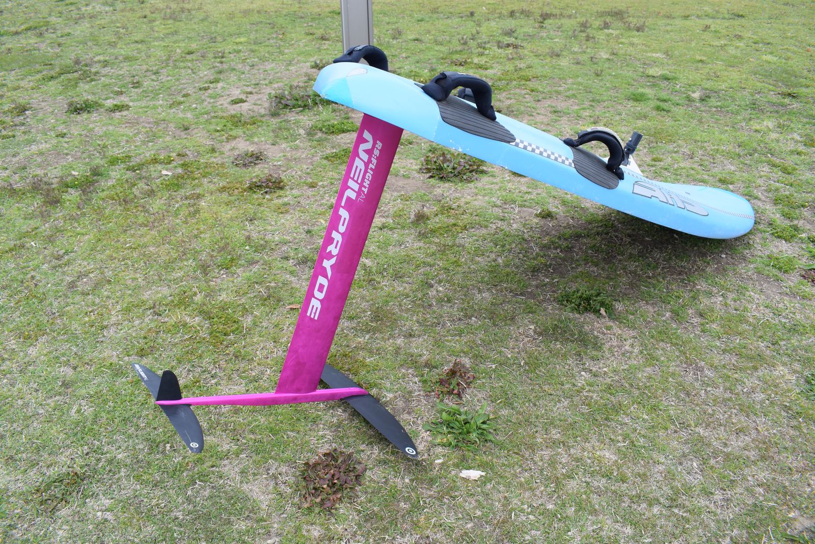 Hydrofoil con su mástil, fuselaje y alas montado bajo una tabla