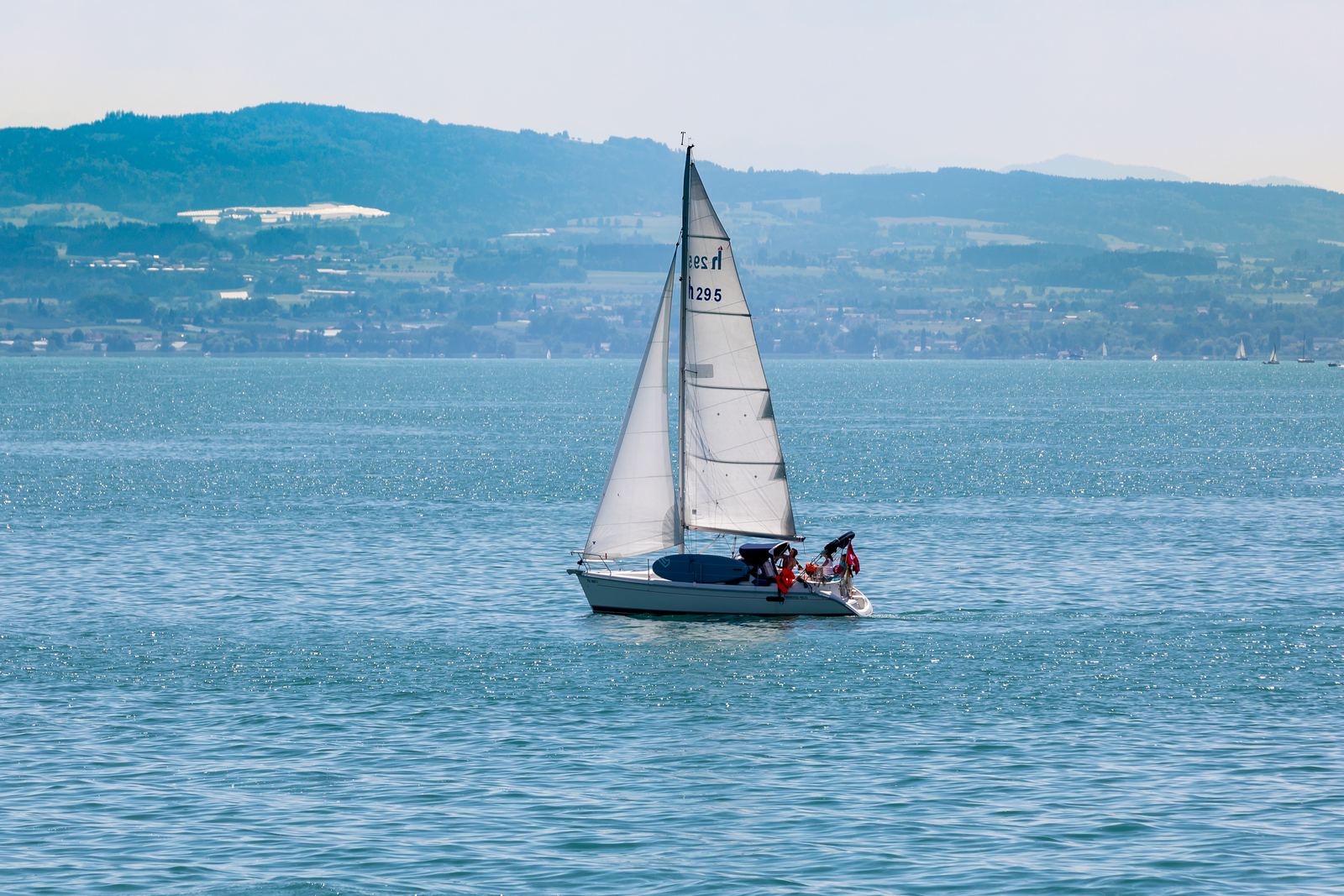 Velero de crucero navegando escorado con mayor y génova